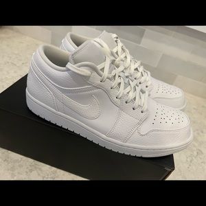 BRAND NEW Men’s Jordan 1 low triple white size 9.5